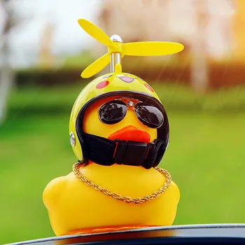 Lucky Duck Sociedade Lindo Carro Enfeite Criativo Painel do Carro Brinquedos com Capacete e Cadeia de Decoração do Carro Acessórios de Enfeite